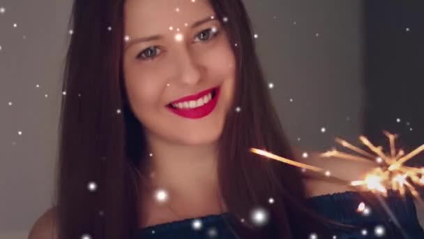 Weihnachtszauber Weihnachts Und Neujahrsfeier Glückliche Frau Mit Wunderkerzen Und Schneeflocken — Stockvideo