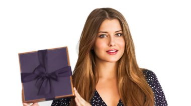 Doğum günü, Noel ya da bayram hediyesi, elinde mor bir hediye ya da lüks güzellik kutusu aboneliği olan mutlu bir kadın beyaz arka planda izole edilmiş bir portre,