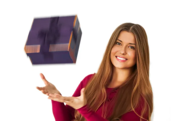 圣诞节或节假日礼物 快乐的女人持紫色礼物或豪华美容盒订阅费 以白色背景 肖像为隔离 — 图库照片