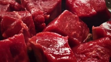 Kırmızı et tarifi ve yemek hazırlama süreci, kızartma tavasında biftek pişirme. Yüksek kalite 4k görüntü