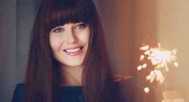 Tatil büyüsü, Noel ve yeni yıl kutlaması, maytaplı mutlu kadın, portre