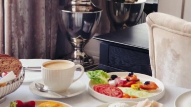 Lüks otel ve beş yıldızlı oda servisi, çeşitli yemek tabakları, ekmek ve kahve oda kahvaltısı seyahat ve misafirperverlik için. Yüksek kalite 4k görüntü
