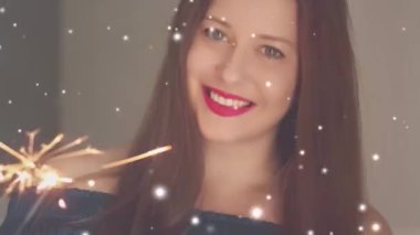 Tatil büyüsü, Noel ve yeni yıl kutlaması, maytaplı ve kar taneli mutlu kadın, kar yağıyor. Yüksek kalite 4k görüntü