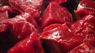 Kırmızı et tarifi ve yemek hazırlama süreci, kızartma tavasında biftek pişirme. Yüksek kalite 4k görüntü