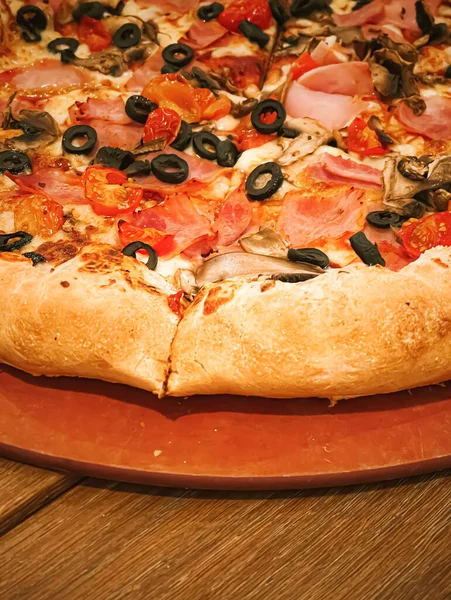 Pizza Capriciosa Cheese Stuffed Crust Pizzeria Food Close — Fotografia de Stock