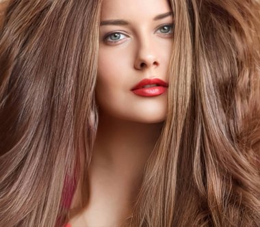 Saç stili, güzellik ve saç bakımı, uzun doğal kahverengi saçlı güzel bir kadın, kuaför salonu ve saç bakım markası için büyüleyici bir portre.