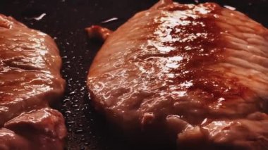Yemek ve yemek tarifi, kızartma tavasında biftek pişirme. Yüksek kalite 4k görüntü