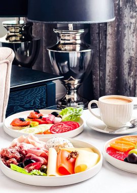 Lüks otel ve beş yıldızlı oda servisi, çeşitli yemek tabakları, ekmek ve kahve seyahat ve konukseverlik markası olarak oda kahvaltısı.