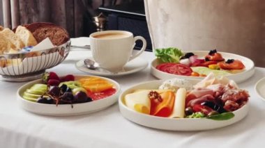 Lüks otel ve beş yıldızlı oda servisi, çeşitli yemek tabakları, ekmek ve kahve oda kahvaltısı seyahat ve misafirperverlik için. Yüksek kalite 4k görüntü
