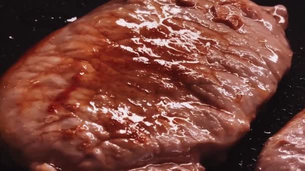 食物和食谱 在煎锅上烹调肉片牛排 高质量的4K镜头 — 图库视频影像