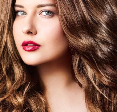 Saç stili, güzellik ve saç bakımı, uzun doğal kahverengi saçlı güzel bir kadın, kuaför salonu ve saç bakım markası için büyüleyici bir portre.