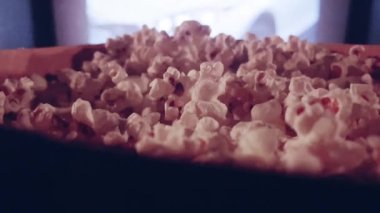 Sinema ve eğlence, sinema salonunda patlamış mısır kutusu TV şovu, yayın ve film endüstrisi üretimi için. Yüksek kalite 4k görüntü