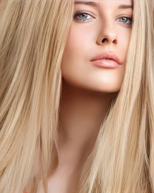 Saç stili, güzellik ve saç bakımı, uzun sarı saçlı güzel bir kadın, kuaför salonu ve saç bakım markası için göz alıcı bir portre.