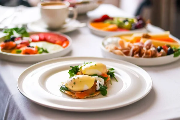 Café Manhã Luxo Brunch Receita Alimentos Ovos Escalfados Com Salmão — Fotografia de Stock