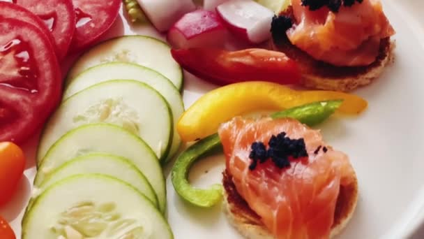 Assiette Hors Œuvre Avec Saumon Caviar Noir Légumes Frais Tranchés — Video