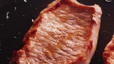 Yemek ve yemek tarifi, kızartma tavasında biftek pişirme. Yüksek kalite 4k görüntü