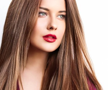 Saç stili, güzellik ve saç bakımı, uzun doğal kahverengi saçlı güzel bir kadın, kuaför salonu ve saç bakım markası için büyüleyici bir portre.