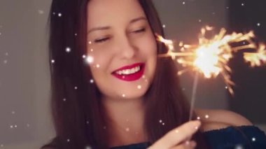 Tatil büyüsü, Noel ve yeni yıl kutlaması, maytaplı ve kar taneli mutlu kadın, kar yağıyor. Yüksek kalite 4k görüntü