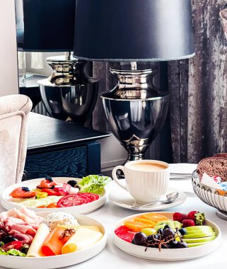 Lüks otel ve beş yıldızlı oda servisi, çeşitli yemek tabakları, ekmek ve kahve seyahat ve konukseverlik markası olarak oda kahvaltısı.