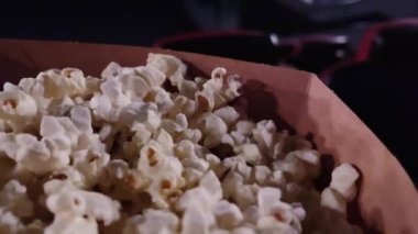Sinema ve eğlence, sinema salonunda patlamış mısır kutusu TV şovu, yayın ve film endüstrisi üretimi için. Yüksek kalite 4k görüntü