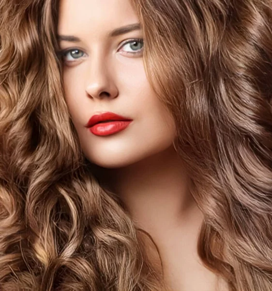 Прически Красота Уход Волосами Красивая Женщина Длинными Натуральными Каштановыми Волосами — стоковое фото
