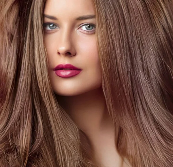 Прически Красота Уход Волосами Красивая Женщина Длинными Натуральными Каштановыми Волосами — стоковое фото