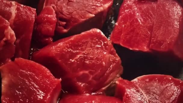 赤肉のレシピと食品の準備プロセス フライパンで牛肉を調理 高品質4K映像 — ストック動画