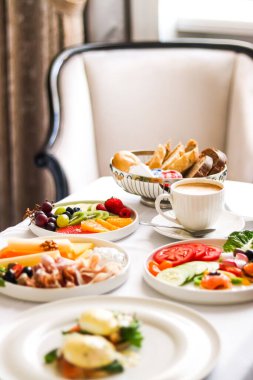 Lüks otel ve beş yıldızlı oda servisi, çeşitli yemek tabakları, ekmek ve kahve seyahat ve konukseverlik markası olarak oda kahvaltısı.