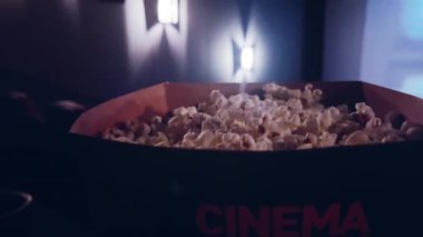 Sinema ve eğlence, sinema salonunda patlamış mısır kutusu TV şovu, yayın ve film endüstrisi üretimi için. Yüksek kalite 4k görüntü