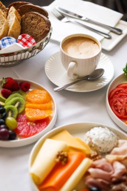 Lüks otel ve beş yıldızlı oda servisi, çeşitli yemek tabakları, ekmek ve kahve seyahat ve konukseverlik markası olarak oda kahvaltısı.