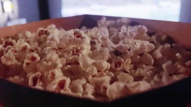 Sinema ve eğlence, sinema salonunda patlamış mısır kutusu TV şovu, yayın ve film endüstrisi üretimi için. Yüksek kalite 4k görüntü