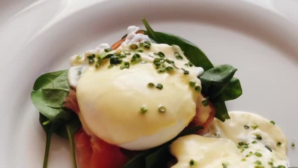 Luxe Ontbijt Brunch Gerechten Recept Gepocheerde Eieren Met Zalm Groenten — Stockvideo
