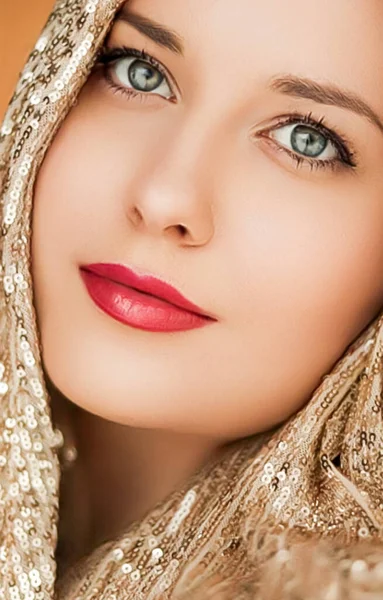 Beleza Moda Luxo Glamour Mulher Vestida Ouro Retrato — Fotografia de Stock