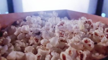 Sinema ve eğlence, sinema salonunda patlamış mısır kutusu TV şovu, yayın ve film endüstrisi üretimi için. Yüksek kalite 4k görüntü