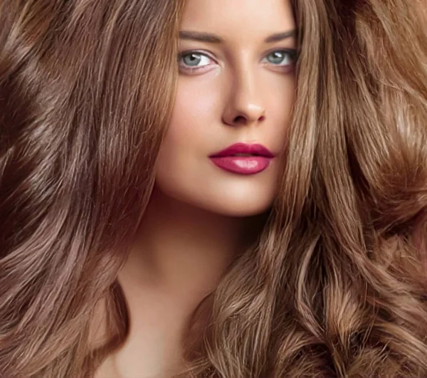 Χτένισμα Ομορφιά Και Περιποίηση Μαλλιών Όμορφη Γυναίκα Μακριά Φυσικά Καστανά — Φωτογραφία Αρχείου