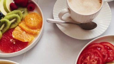 Lüks otel ve beş yıldızlı oda servisi, çeşitli yemek tabakları, ekmek ve kahve oda kahvaltısı seyahat ve misafirperverlik için. Yüksek kalite 4k görüntü