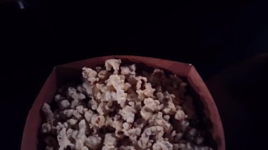 Sinema ve eğlence, sinema salonunda patlamış mısır kutusu TV şovu, yayın ve film endüstrisi üretimi için. Yüksek kalite 4k görüntü