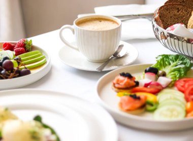 Lüks otel ve beş yıldızlı oda servisi, çeşitli yemek tabakları, ekmek ve kahve seyahat ve konukseverlik markası olarak oda kahvaltısı.