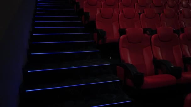 映画やエンターテイメント テレビ番組ストリーミングサービスや映画産業の生産のための空の赤い映画館の座席 高品質4K映像 — ストック動画