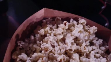 Sinema ve eğlence, sinema salonunda patlamış mısır kutusu TV şovu, yayın ve film endüstrisi üretimi için. Yüksek kalite 4k görüntü