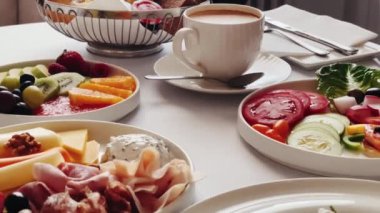 Lüks otel ve beş yıldızlı oda servisi, çeşitli yemek tabakları, ekmek ve kahve oda kahvaltısı seyahat ve misafirperverlik için. Yüksek kalite 4k görüntü