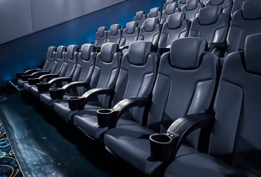 Sinema ve eğlence, televizyon şovu için boş karanlık sinema koltukları ve film endüstrisi markalaşması.