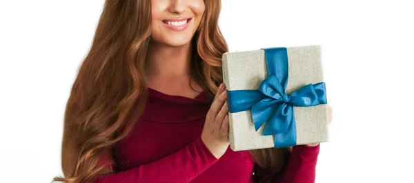 圣诞节或节假日礼物 快乐的女人持绿色礼物或豪华美容盒订阅费 以白色背景 肖像为隔离 — 图库照片