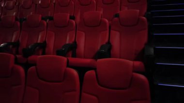 Sinema ve eğlence, televizyon şovu için boş kırmızı sinema koltukları ve film endüstrisi üretimi. Yüksek kalite 4k görüntü