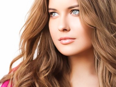 Saç stili, güzellik ve saç bakımı, uzun doğal kahverengi saçlı güzel bir kadın, kuaför salonu ve saç bakım markası için büyüleyici bir portre.