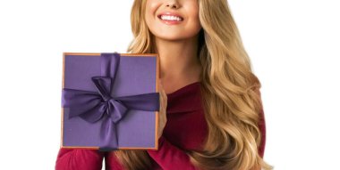 Doğum günü, Noel ya da bayram hediyesi, elinde yeşil bir hediye olan mutlu kadın ya da lüks güzellik kutusu aboneliği beyaz arka planda izole edilmiş, portre