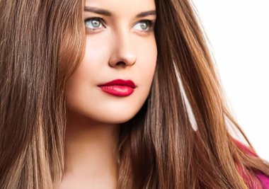 Saç stili, güzellik ve saç bakımı, uzun doğal kahverengi saçlı güzel bir kadın, kuaför salonu ve saç bakım markası için büyüleyici bir portre.