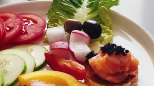 Assiette Hors Œuvre Avec Saumon Caviar Noir Légumes Frais Tranchés — Video