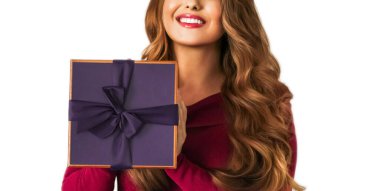 Doğum günü, Noel ya da bayram hediyesi, elinde yeşil bir hediye olan mutlu kadın ya da lüks güzellik kutusu aboneliği beyaz arka planda izole edilmiş, portre