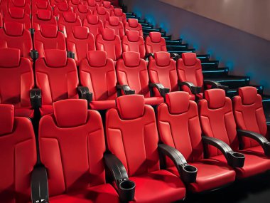 Sinema ve eğlence, televizyon şovu için boş kırmızı sinema koltukları ve film endüstrisi markalaşması